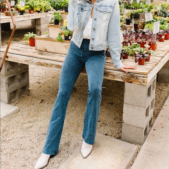 Mineral Wash Yoga Pants in Teal - Picture 3 of 8